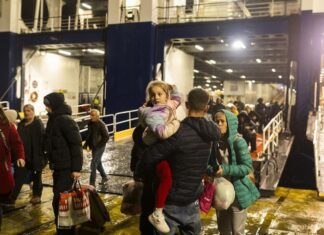 Unas 9.000 personas han abandonado Santorini por temor a la oleada de terremotos