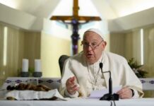 El papa envía un mensaje firmado desde el hospital, donde sigue trabajando