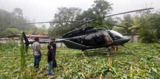 La presidenta Xiomara Castro entregó 50 mil lempiras al dueño de milpa dañada por helicóptero