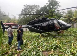 La presidenta Xiomara Castro entregó 50 mil lempiras al dueño de milpa dañada por helicóptero