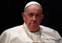 El papa mejora en su décimo cuarto día hospitalizado pero sigue necesitando oxígeno