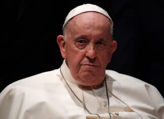 El papa mejora en su décimo cuarto día hospitalizado pero sigue necesitando oxígeno