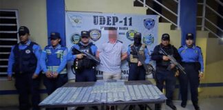 Detenien a estadounidense por llevar más de $10,000 en Roatán
