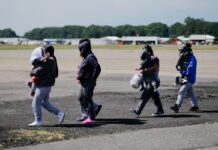 EE. UU. implementa operativo de ICE para rastrear y deportar a niños migrantes sin compañía