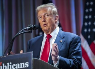 Donald Trump anunció que Apple trasladará la producción de sus nuevas plantas a EE. UU. en lugar de México