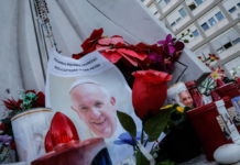 El papa Francisco aún necesita oxígeno; mientras los fieles rezan y esperan que se recupere pronto