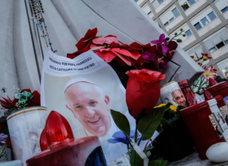 El papa Francisco aún necesita oxígeno; mientras los fieles rezan y esperan que se recupere pronto