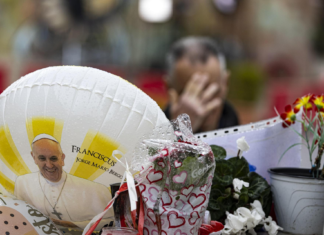 El papa no ha vuelto a sufrir crisis respiratorias y puede levantarse