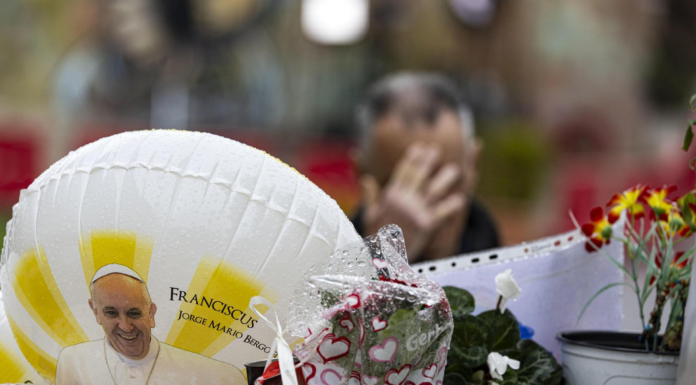 El papa no ha vuelto a sufrir crisis respiratorias y puede levantarse