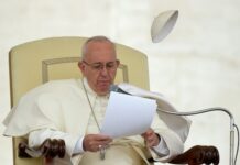 El papa prosigue su terapia hospitalaria y redactará la homilía del domingo