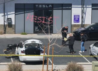 Donald Trump amenaza con encarcelar en El Salvador a quienes vandalizan los tesla