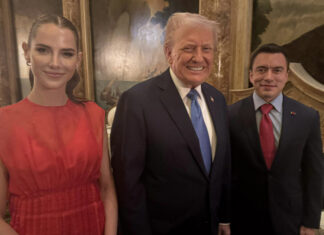 Donald Trump recibe en su mansión de Mar-a-Lago al presidente ecuatoriano Daniel Noboa
