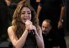Shakira regala una canción a sus fans en la puerta del hotel antes de abandonar Chile