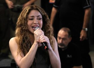 Shakira regala una canción a sus fans en la puerta del hotel antes de abandonar Chile