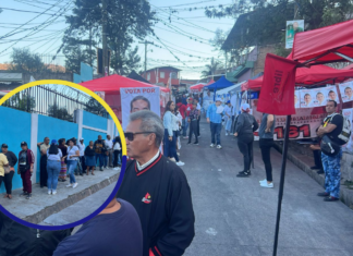 Capitalinos participan en la fiesta democrática atrasada en el Centro Maximiliano Sagastume