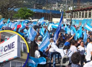 Ciudadanos con «camisetas blancas» se movilizan para exigir al CNE la declaratoria oficial de elecciones
