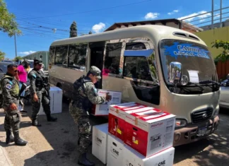 Reportan llegada de maletas electorales, tras 3 horas del pitazo de inicio