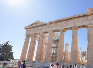 Detenido en Grecia un turista alemán por llevar en su carro una columna antigua robada