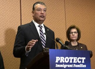 Senadores demócratas piden a Trump echar para atrás el plan de detener familias migrantes