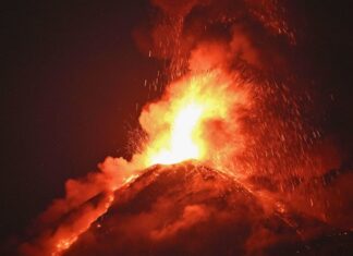 Erupción de volcán en Guatemala obliga a evacuar a cientos de personas
