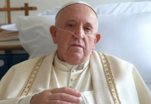 El papa sigue el tratamiento para la neumonía bilateral y permanece estable