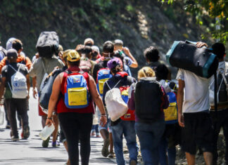 EE.UU. estudia prohibir la entrada de cubanos, venezolanos y otras 41 nacionalidades