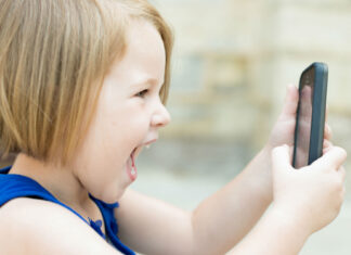 Una niña agarra el teléfono de su madre y envía un audio creyendo que habla con Jesucristo