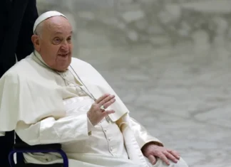 El papa pasa el día en reposo hospitalario y estable dentro de la «complejidad»