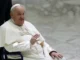 El papa pasa el día en reposo hospitalario y estable dentro de la «complejidad»