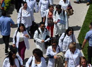 El gobierno Trump ha empezado a retirar los visados estadounidenses a los funcionarios extranjeros de países que pagan al gobierno cubano por médicos y enfermeras