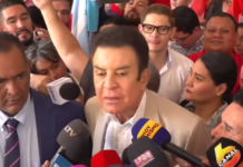 Nasralla llega al CNE arropado por decenas de seguidores para respaldar a consejeras