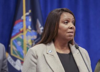 Fiscales demócratas demandan a Trump por orden que exige prueba de ciudadanía para votar