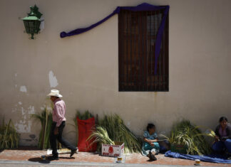 Grafitis en serrín, alfombras y racimos de palma, así preparan en Honduras la Semana Santa