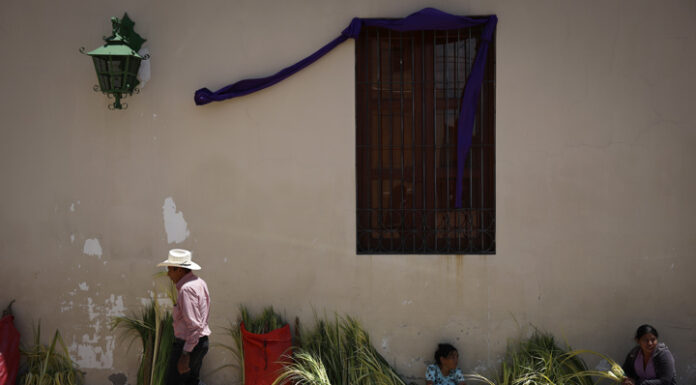 Grafitis en serrín, alfombras y racimos de palma, así preparan en Honduras la Semana Santa