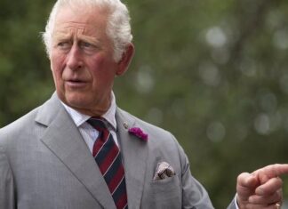 Carlos III dice que sufrir cáncer es «a veces aterrador» en un mensaje sobre su dolencia