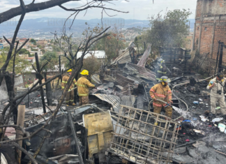Incendio de gran magnitud deja sin hogar a dos familias en la colonia Nueva Capital