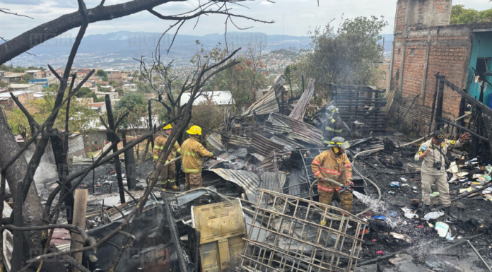 Incendio de gran magnitud deja sin hogar a dos familias en la colonia Nueva Capital
