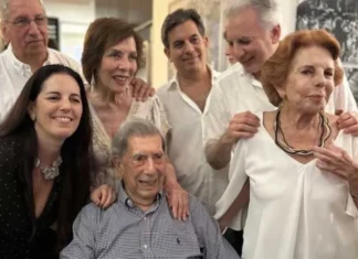 Perú despide a Vargas Llosa en la intimidad familiar y limeños recuerdan su legado