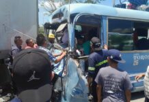 Accidente entre rapidito y rastra deja varios heridos en Naco, Santa Bárbara