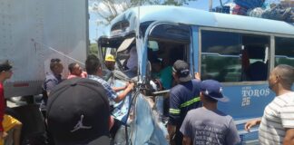 Accidente entre rapidito y rastra deja varios heridos en Naco, Santa Bárbara