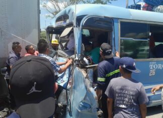 Accidente entre rapidito y rastra deja varios heridos en Naco, Santa Bárbara