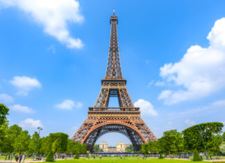 La torre Eiffel estará apagada este lunes como homenaje tras la muerte del Papa Francisco