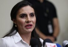 La vicepresidenta de Ecuador acudió a su colegio electoral, pero no votó porque está suspendida