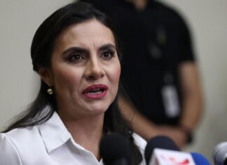 La vicepresidenta de Ecuador acudió a su colegio electoral, pero no votó porque está suspendida