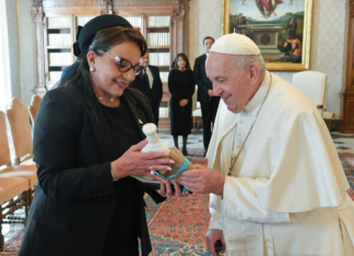 Presidenta Xiomara Castro asistirá al funeral del papa Francisco en el Vaticano