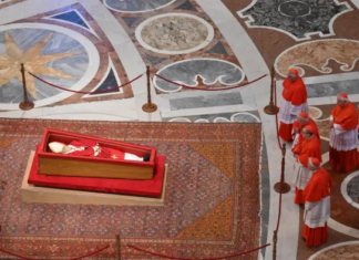 El féretro del papa Francisco llega a la basílica de San Pedro