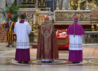 El camarlengo presidirá el viernes el cierre del féretro del papa y su entierro, el sábado