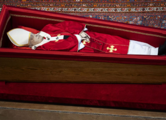 La tumba de Francisco estará en el suelo y en ella se reproducirá su crucifijo pectoral