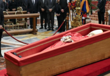 Comienza la ceremonia de cierre del féretro del papa Francisco