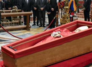 Comienza la ceremonia de cierre del féretro del papa Francisco